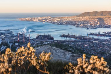 Novorossiysk şehir ve Tsemess Körfezi panoramik manzaraya gündoğumu. Sabah cityscape Rusya'nın Karadeniz sahilinde büyük bağlantı noktası