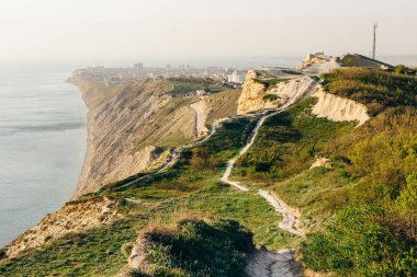 Uçurumun kenarında deniz kıyı şeridi ve popüler tatil şehir doğal manzaralı dağ iz. Krasnodar Krayı seyahat. Anapa, Rusya Federasyonu