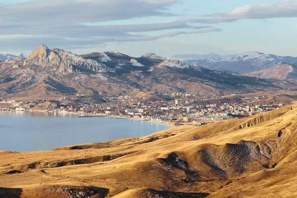 Sahil resort şehir, dağlar ve tepeler güneşli kış sabah manzarası. Koktebel, Crimea