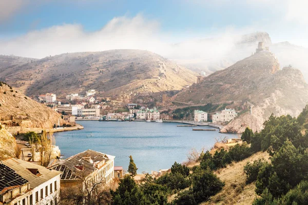 Kar maskesi Bay'de güneşli Sisli sabah. Karadeniz limanı ile güzel tepeler ve binalar eski şehrin görünümünü. Sevastopol, Crimea