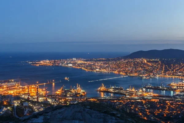 Panoramik Novorossiysk şehir ve Tsemess Bay. Rusya'nın Karadeniz sahilinde büyük bağlantı noktası gece cityscape