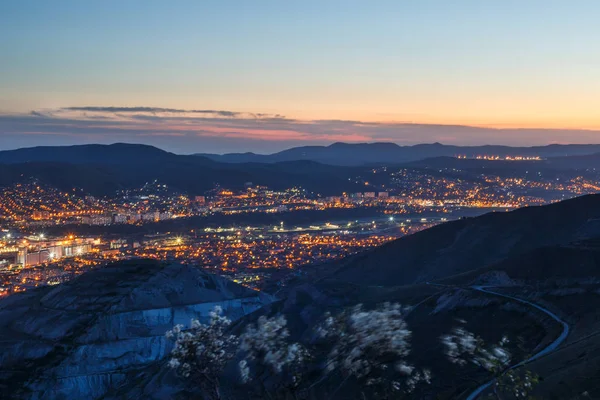 ノヴォロシースク市の工業地帯 Tsemdolina 日没後のパノラマ ビュー Markotkh リッジ ロシアからの景観夜景 — ストック写真