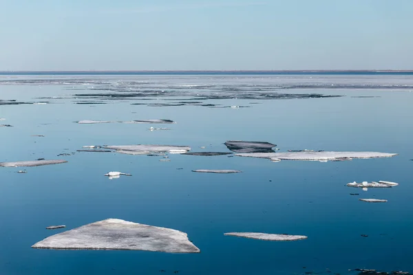 Beyaz Siyah Buz Kütleleri Mavi Yüzeyinde Bahar Arka Plan — Stok fotoğraf