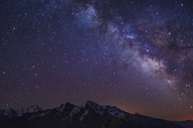 Yıldızlar ve Samanyolu Ana Kafkas Ridge üzerinde açık gece gökyüzünde. Dağ manzarası ve yıldızlı gökyüzünün arka plan. Kuzey Kafkasya dağlarında seyahat. Görünüm üzerinden Cumhuriyeti, Kuzey Osetya - Alanya, Rusya Federasyonu