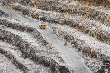 Bir taş ocağı büyük portakal incelemesi kamyonda. Demir cevheri çıkarma. Ağır madencilik ekipmanları. Açık döküm madencilik taş ocağı ironstone manyetit cevheri çıkarılması için yukarıdan görüntüleyin 