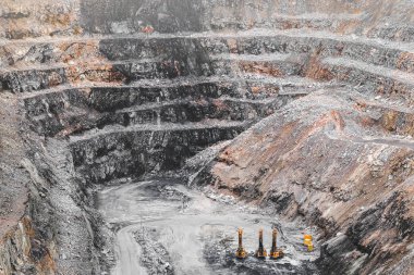 Madencilik sektörü. Taş ocağı madencilik ekipmanları. Yukarıdan açık döküm madencilik taş ocağı ironstone manyetit cevheri çıkarılması için iş yerinde ağır makine ile görüntüleyin