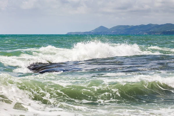 Ondas Mar Azul Turquesa Colidem Sobre Costa Rochosa Dia Ensolarado — Fotografia de Stock