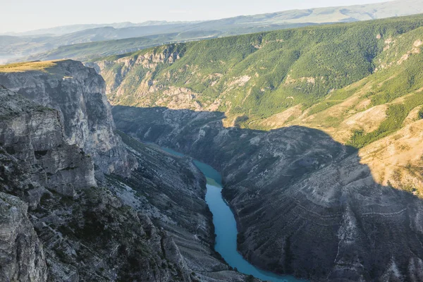 Büyük Sulak Kanyon ve dağlar arasında turkuaz Sulak nehir manzarasının şaşırtıcı Dubki köyü yakınındaki yeşil ağaçlar ile yaz sabahları kapalı. Dağıstan Cumhuriyeti, Rusya seyahat