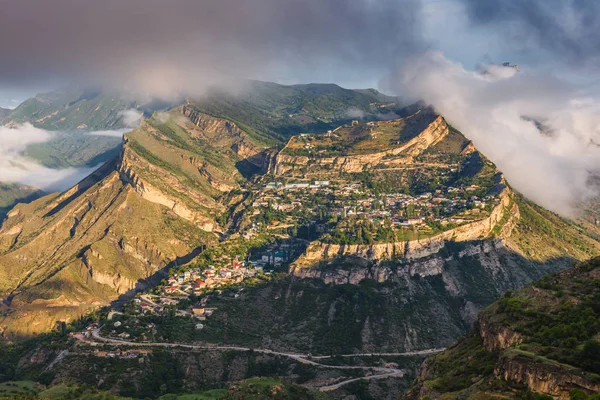 Gunib Yayla Köyü Kafkas Dağları bir dağ Plato yerleştirilir. Doğal kale ve popüler turistik yer. Güzel güneşli manzara alçak bulutlar ile bir sabah. Dağıstan Cumhuriyeti, Rusya Federasyonu