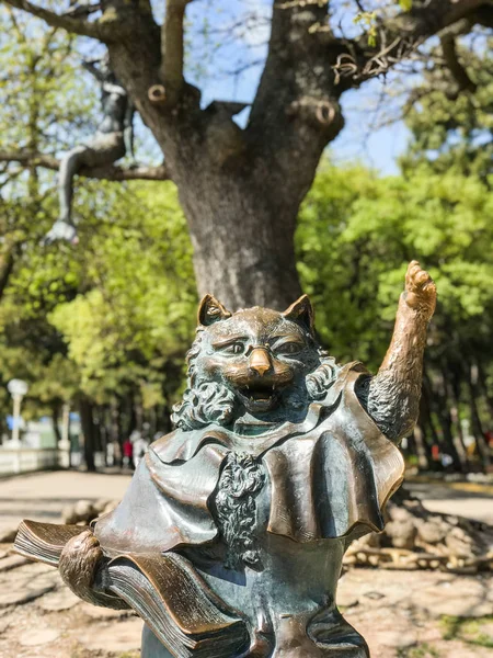 Heykel kompozisyon kitap ve denizkızı ağaç dalı arka planda tutan öğrenilen kedi oluşan fairytale karakter