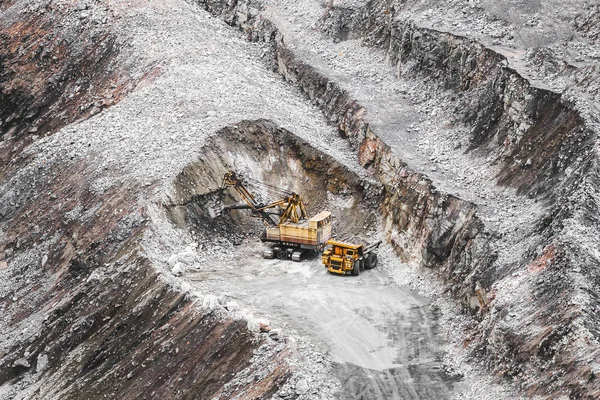 Stora Orange Gruvdrift Lastbil Och Grävmaskin Ett Stenbrott Järnmalm Utvinning — Stockfoto