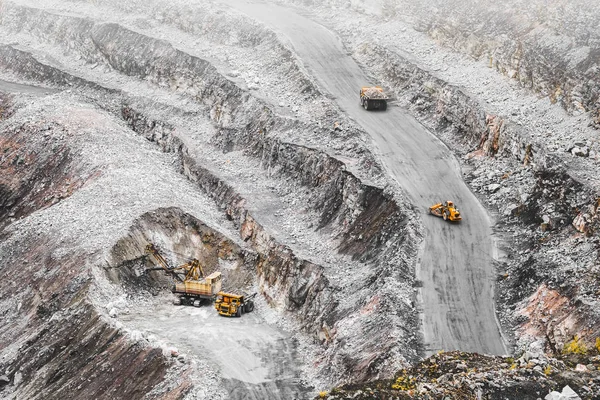 Büyük araştırma kamyon, ekskavatör ve buldozer bir ocağında. Demir cevheri çıkarma. Ağır madencilik ekipmanları. Açık döküm madencilik taş ocağı ironstone manyetit cevheri çıkarılması için yukarıdan görüntüleyin 