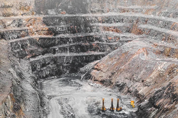 Madencilik sektörü. Taş ocağı madencilik ekipmanları. Yukarıdan açık döküm madencilik taş ocağı ironstone manyetit cevheri çıkarılması için iş yerinde ağır makine ile görüntüleyin