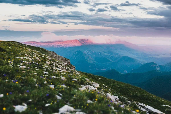 Bermamyt Yaylası kaplı alçak bulutlar, yayla bir vadi yeşil ağaçlar ve çayırlar, bulutlu bir gökyüzü ile görüntüleyin. Kuzey Kafkasya, dağ manzarası son ışık akşam. Karaçay-çerkez Cumhuriyeti, Rusya Federasyonu