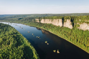 Krasnovishersk, Perm krai, Rusya yakınlarındaki birçok yapay adacıklar ile Vishera Nehri boyunca Vetlan Kaya duvar dik uçurum sisteminin panoramik hava görünümü. Ural Dağları'nda popüler turistik yer