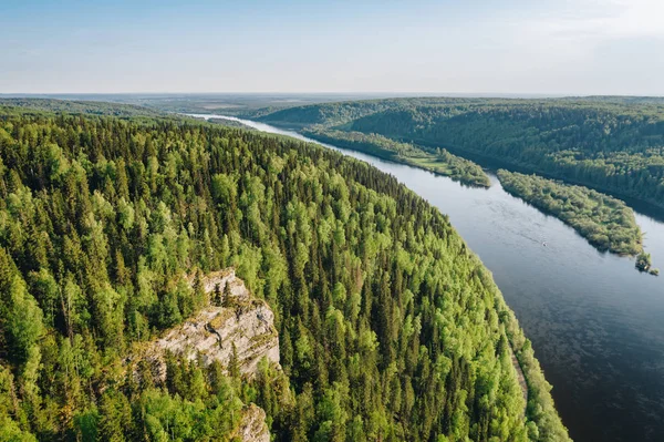 Vetlan Kayası'ndan Vishera nehrine panoramik hava manzarası Krasnovishersk yakınlarındaki yeşil orman arasında viraj, Perm krai, Rusya. Ural'ın güzel doğası