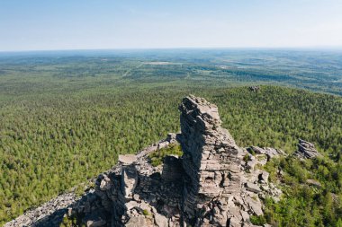 Krasnovishersk yakınlarındaki yeşil taiga ormanı arasında Pomyanenny (Kolchimsky) taş havadan görünümü, Perm krai, Rusya. Ural dağlarında erozyonla kırılan antik kaya