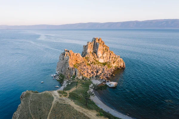 Rusya 'nın Olkhon Adası' ndaki Khuzhir köyü yakınlarındaki Baykal Gölü 'nün doğal simgesi ve Şamanka Kayası' nın (Burhan Burnu) havadan görünüşü. Doğanın sakin manzarası yaz sabahı gün doğumunda