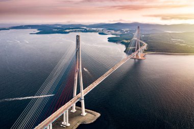 Vladivostok şehrinden Russky Adası 'na Doğu Boğazı' nın üzerinden Russky Köprüsü 'nün havadan görüntüsü. Primorsky Krai 'de kablo destekli köprü, Uzak Doğu, Rusya