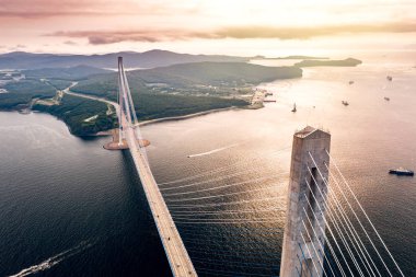 Vladivostok şehrini Doğu Boğazı 'nın üzerindeki Russky Adası' na bağlayan Russky Köprüsü 'nün havadan görüntüsü. Primorsky Krai, Uzak Doğu, Rusya 'da deniz üzerinde kablo destekli yol köprüsü