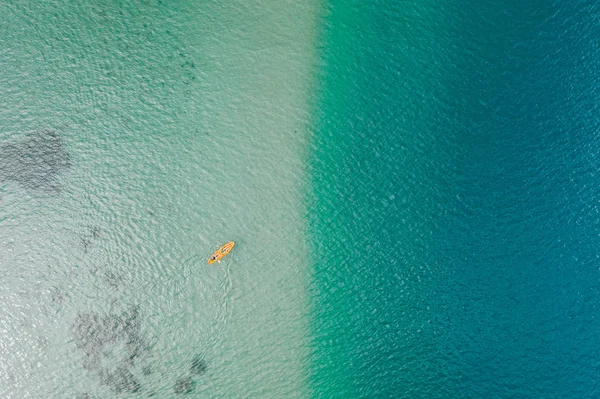 Vista Aérea Cima Para Baixo Caiaque Laranja Com Duas Mulheres — Fotografia de Stock