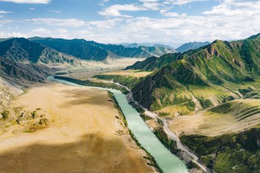Terkedilmiş bozkır vadisindeki Turkuaz Katun Nehri ve Altai 'nin yeşil sıradağları arasındaki R256 Chuysky Trakt otoyolu, hava manzarası. Maly Yaloman, Altai Cumhuriyeti, Sibirya, Rusya yakınlarındaki doğa manzarası