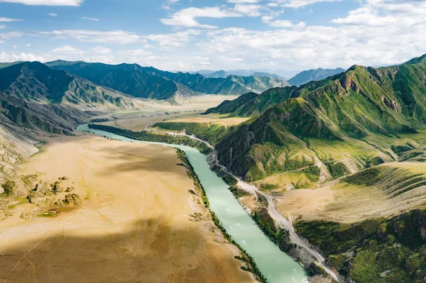 stock image Turquoise Katun River in deserted steppe valley and highway R256 Chuysky Trakt between green mountain ranges of Altai, aerial view. Nature landscape near Maly Yaloman, Altai Republic, Siberia, Russia