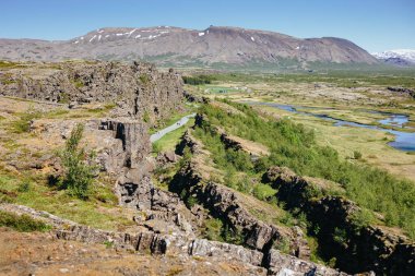Thingvellir Ulusal Parkı, İzlanda. Yaz güneşli bir günde panoramik manzara. Kuzey Amerika ve Avrasya tektonik plakaları arasındaki çatlakta Rocky manzarası