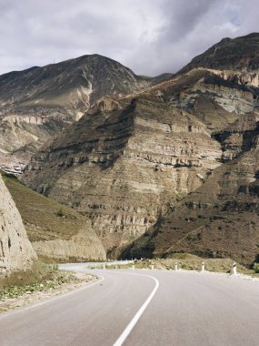Kafkasya Dağları 'ndaki kayaların arasındaki yol. Dağıstan, Rusya 'daki dağ manzarası