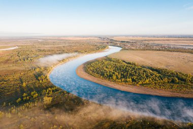 Gün doğumunda kırsal alanda nehir kıvrımları, hava panoramik manzarası. Sibirya 'da sonbahar doğa manzarası. Chulym Nehri, Achinsk yakınlarındaki Krasnoyarsk Krai, Rusya