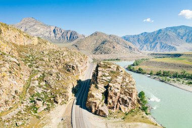 Katun Nehri yakınındaki Rock Gate karayolu boyunca Altai Dağları 'ndaki Chuysky Tract otobanı üzerinde panoramik hava manzaralı. Maly Yaloman, Altai Cumhuriyeti, Sibirya, Rusya yakınlarındaki doğa manzarası