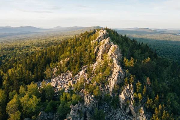 Sziklás Gerinc Között Zöld Erdő Naplementekor Panorámás Légi Kilátás Alekszandrovszkaja — Stock Fotó