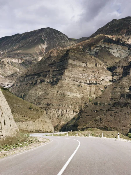 Kafkasya Dağları 'ndaki kayaların arasındaki yol. Dağıstan, Rusya 'daki dağ manzarası