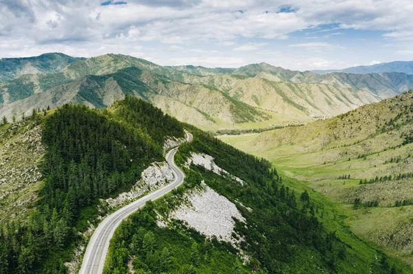 Yaz günü Altai Dağları 'ndaki Chike-Taman Geçidi' nin üzerinde panoramik hava manzaralı bir yol var. Rusya, Sibirya 'daki Chuysky Trakt' ın manzaralı seyahat rotası