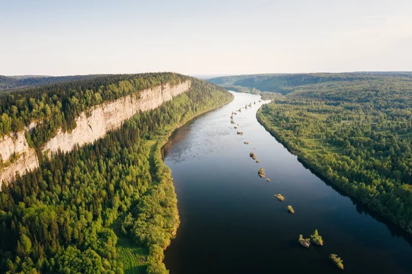 Gün batımında Vetlan Rock ve Vishera Nehri ile Ural doğa yeşil orman manzarası, panoramik hava manzarası. Krasnovishersk yakınlarındaki doğal manzara, Perm Krai, Rusya