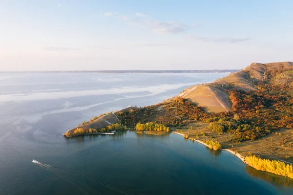 Gün batımında Volga Nehri kıyısında Molodetsky Barrow, hava panoramik manzaralı. Samarskaya Luka Milli Parkı 'ndaki Zhiguli Dağları' ndaki ormanlık alanda sonbahar manzarası. Samara Oblağı, Rusya