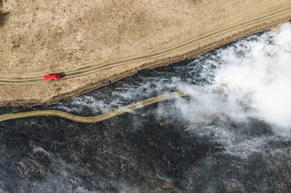 Fuego Campo Camión Bomberos Rojo Cerca Cortafuegos Vista Aérea Arriba —  Fotos de Stock