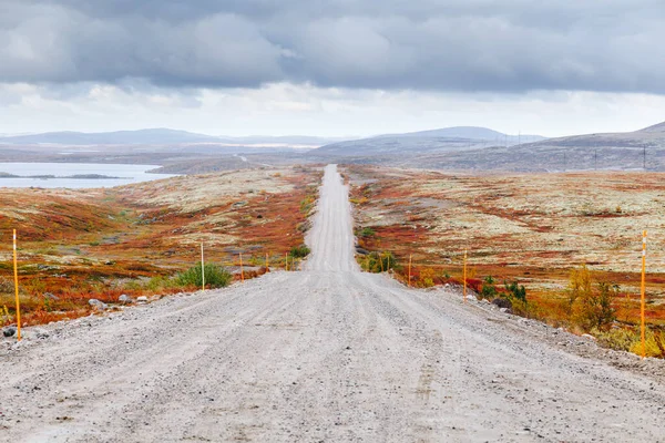 Kola Yarımadası 'nın kuzey tundra manzarasında Teriberka' ya çakıl yolu. Sonbahar mevsiminde doğal manzara. Murmansk Oblağı, Rusya