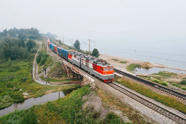 Baykal Gölü kıyısındaki Trans-Sibirya Demiryolu 'nun demiryolu köprüsündeki yük treni. Buryatia, Sibirya, Rusya 'daki Doğu Sibirya Demiryolu