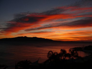 günbatımı ada üzerinde