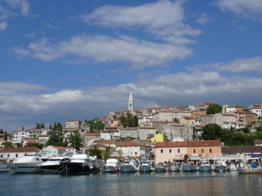 Şehrin üzerinde görüntüleyin. Vrsar. Istria. Hırvatistan