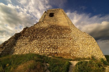                                Slovakya 'da Cachtice kalesi ve dramatik günbatımı
