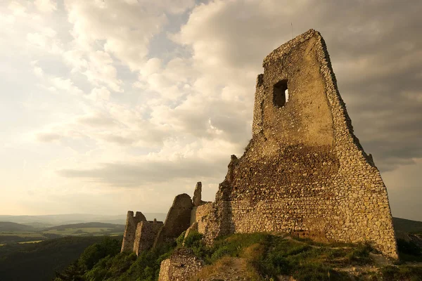                                Slovakya 'da Cachtice kalesi ve dramatik günbatımı