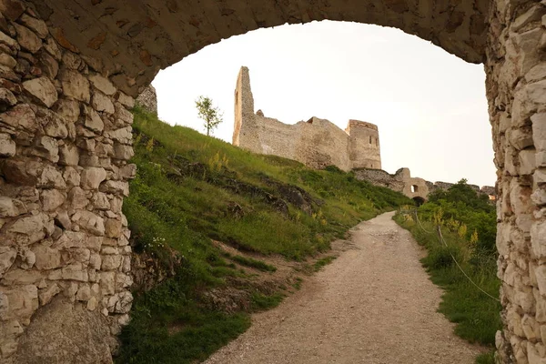 Slovakya 'da Cachtice kalesi, yol ve kapısı