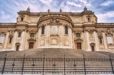 Kilise ve güzel mavi gökyüzü Roma'da bir yerde, İtalya