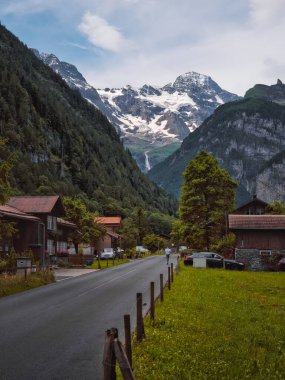 Dağ Tepeleri ve Şelaleli İsviçre Alpleri Köyü