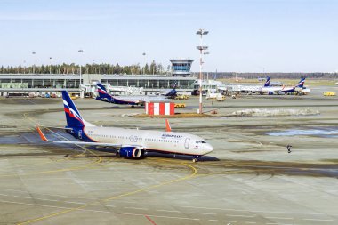 Moskova, Rusya-Nisan 19, 2017: Aeroflot uçak Sheremetyevo Havaalanı Pist Taksilemek