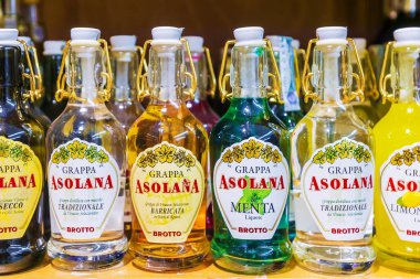 Venice, İtalya-Nisan 24, 2017: geleneksel güçlü alkollü İtalyan içki dükkanı penceresinde Grappa