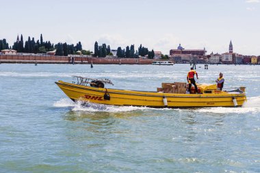 Venice, İtalya-Nisan 19, 2017: tekne Dhl uluslararası ekspres teslimat sağlar taşımacılık Venedik'e