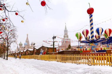 Noel pazarı Moskova karlı havalarda kırmızı kare